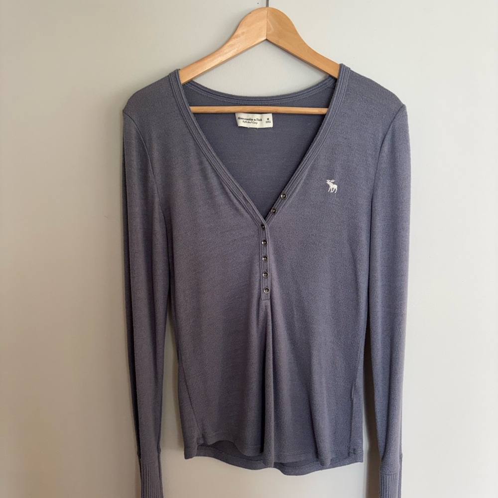 Abercrombie & Fitch Long-Sleeve V-Neck Henley Top — Gray